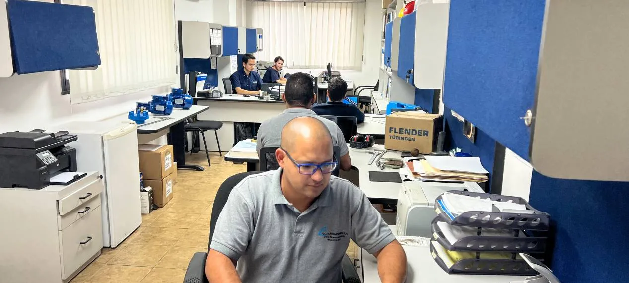 Equipo técnico y comercial de F.H. Transmisiones en la sede de Caracas