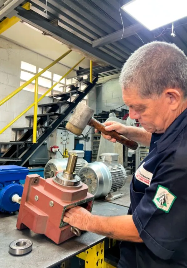 Técnico especialista de F.H. Transmisiones ensamblando un reductor en el taller